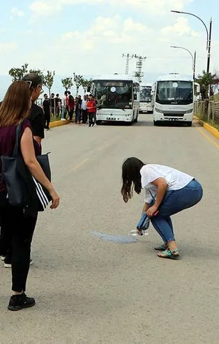 Erzurum'da "Gizemli Yol" vatandaşların ilgi odağı oldu! Yer bulunmuyor...