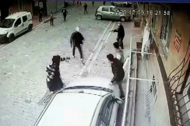 Sokakta top oynayan çocuklara sinirlendi! Pompalı tüfekle dehşet saçtı