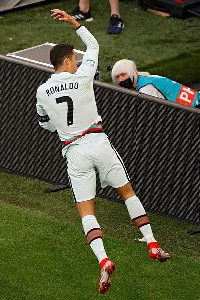 cristiano-ronaldo-sov-yapti-macaristan-0-2-portekiz-mac-sonucu-euro-2020-1623779556147.jpeg Cristiano Ronaldo şov yaptı! Macaristan 0-3 Portekiz | MAÇ SONUCU EURO 2020-3