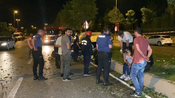 istanbul-kartalda-orta-refujdeki-agaclara-carpan-otomobil-takla-atti-yaralilar-var-1656732738099.jpg İstanbul Kartal'da orta refüjdeki ağaçlara çarpan otomobil takla attı! Yaralılar var-4