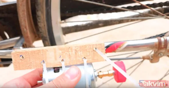 Bisikletin Arka Tekerindeki Bölmeye Az Önce Hazırladığımız Tahta Parçasını Monte Ediyoruz.