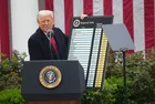 ABD Başkanı Donald Trump'ın gümrük vergisi tarifesi Türkiye'nin işine yarayacak! İşte avantajlı sektörler