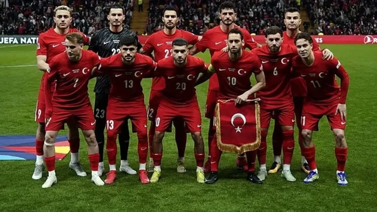 Kenan Yıldız seccade ve cübbeyle camiye giderken görüldü