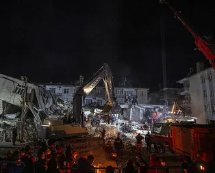 Elazığ depremi tüm Türkiyeyi birleştirirken bazı siyasetçiler ve ünlüler sosyal medya provokatörlüğü yaptı!