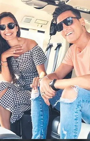 Mesut Özil ırkçılığa karşı yaptığı çıkışlarını sürdürdü!