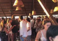 Çeşmede koronavirüse davetiye çıkaran görüntüler! Saatlerce dip dibe eğlendiler