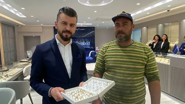 nigdede-suriyeli-kagit-toplayici-koli-icinde-buldugu-100-bin-lira-degerindeki-altin-ve-pirlanta-yuzugu-kuyumcu-1655470310428.jpg