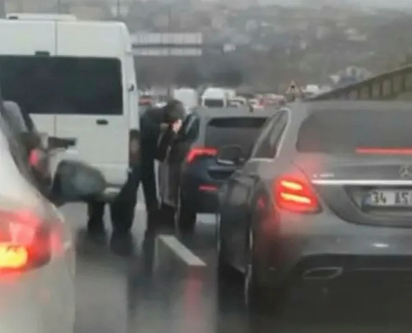 istanbulda-trafik-magandasi-dovdugu-otomobil-surucusune-bicak-cekti-1644745228588.jpg İstanbul'da bir trafik magandası dövdüğü otomobil sürücüsüne bıçak çekti! Suç aletiyle yakalandı...-2