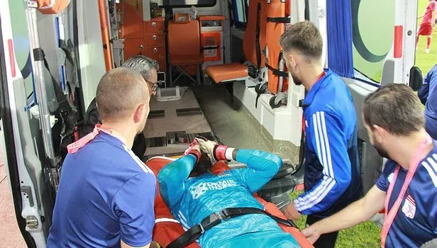 Sivasspor'da kaleci Mamadou Samassa hastaneye kaldırıldı