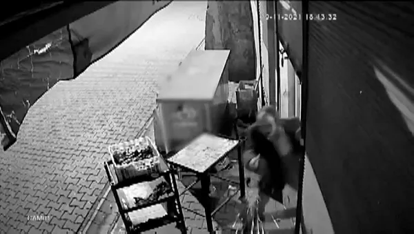 adanada-market-sahibine-is-yerinde-silahli-saldiri-1638017717258.jpg Adana’da market sahibine iş yerinde silahlı saldırı! Oğlu da karşılık verdi...-5