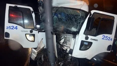 Kahramanmaraş'ta korkunç kaza! Hurdaya dönen kamyondan sağ çıktı-2