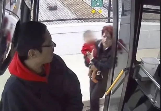 Kaybolan bebeğin imdadına kadın otobüs sürücüsü yetişti!-1