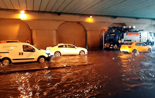 istanbul-valiligi-firtina-uyarisi-son-dakika-2-gun-boyunca-etkili-olacak-saat-0900dan-sonra-tir-tir-titretecek-1695011054567.jpg 2 gün boyunca etkili olacak! İstanbul Valiliği fırtına uyarısı son dakika! Saat 09.00'dan sonra tir tir titretecek hava geliyor-4