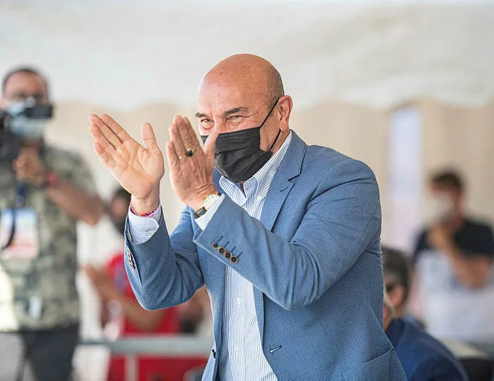 CHP’li Soyer yardım kampanyasını kendi şovuna dönüştürdü