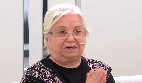 70-yasindaki-gulluzar-teyze-kizina-kavustu-esra-erolda-duygusal-anlar-3-cocugunu-birakip-ortadan-kaybolmustu-g-1668626108313.jpg 70 yaşındaki Güllüzar Teyze kızına kavuştu! Esra Erol’da duygusal anlar! 3 çocuğunu bırakıp ortadan kaybolmuştu...-2