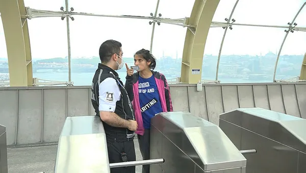 istanbulda-maskesiz-metroya-binmek-isteyen-genc-kadin-ortaligi-karistirdi-1593094716050.jpg