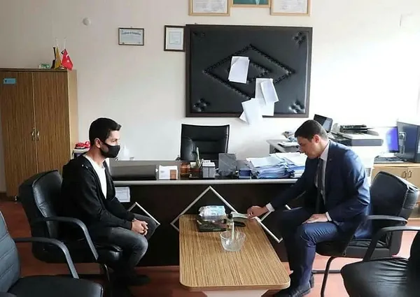 1633091482929.jpg Öğretmeni sınıftan kovduğu öne sürülen kaymakam Mehmet Faruk Saygın özür diledi-1