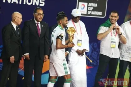 Afrika Kupasını kazanan Cezayir’in yıldızı Mahrez’den darbeci Sisi hükümetine tarihi tavır!