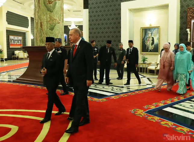Malezya Kralı ile bir araya gelen Başkan Erdoğan özel defteri imzaladı