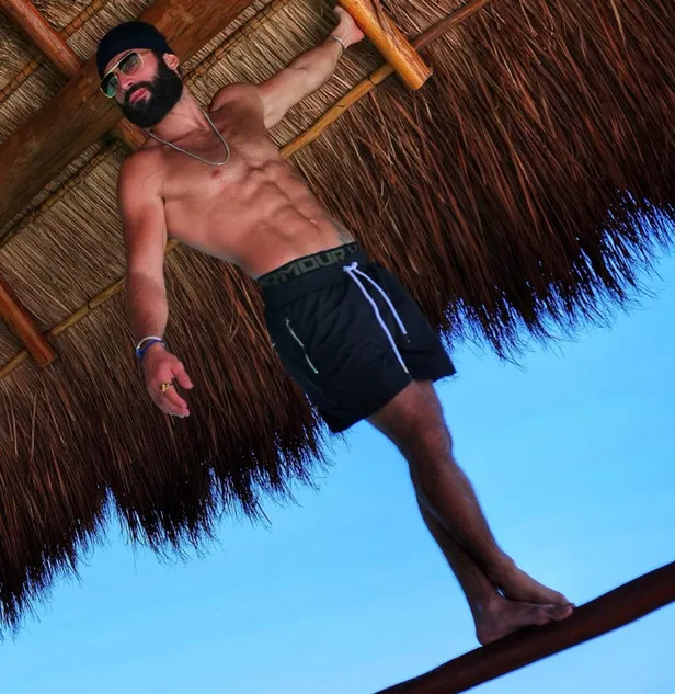 Survivor Turabi'den +18 paylaşım görenlerin nutku tutuldu! Aman n'apıyorsun Turabi! Bu kez iş çıplak kadınlarla paylaşımdan çıktı-5