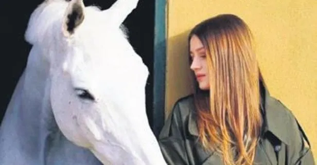 Gizem Karaca önceki gün gittiği bir at çiftliğinde renkli görüntüler sergiledi