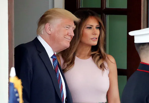 donald-trump-ve-melania-trump-beyaz-saraydan-ayrildiktan-sonra-ilk-kez-birlikte-goruntulendi-1613731389781.jpg