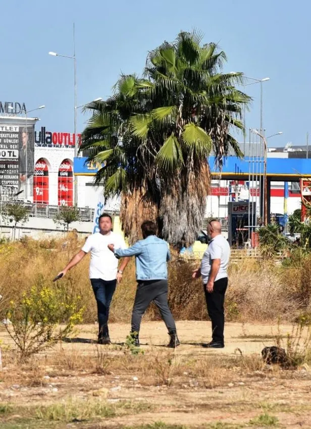namluyu-boynuna-dayadi-yanina-kimseyi-yaklastirmadi-1605008598851.jpg Antalya'da dehşet anları! Namluyu boynuna dayadı, yanına kimseyi yaklaştırmadı...-3