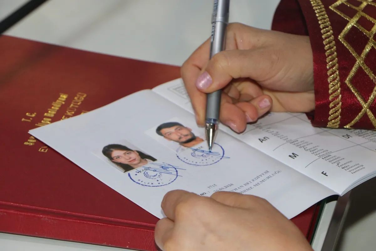1782486774757.jpeg 26.06.2026 çılgınlığı! Evlenmek isteyen çiftler unutulmaz günde nikah dairelerine akın etti-3