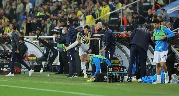 mesut-ozil-fenerbahce-ile-ipleri-kopariyor-katar-yolcusu-1634930096061.jpeg Fenerbahçe'de Mesut Özil şoku! Konyaspor maçı kadrosuna dahil edilmeyecek-3