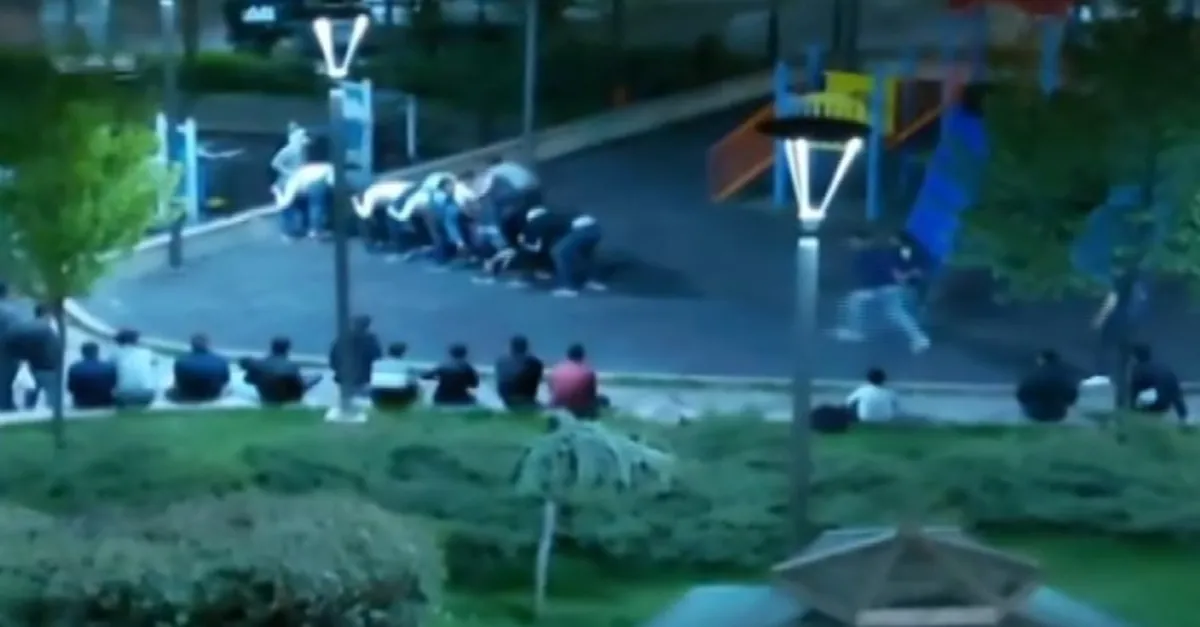 Ankara'da sokağa çıkma yasağına uymayan bir grup parkta "uzun eşek" oynadı | Video