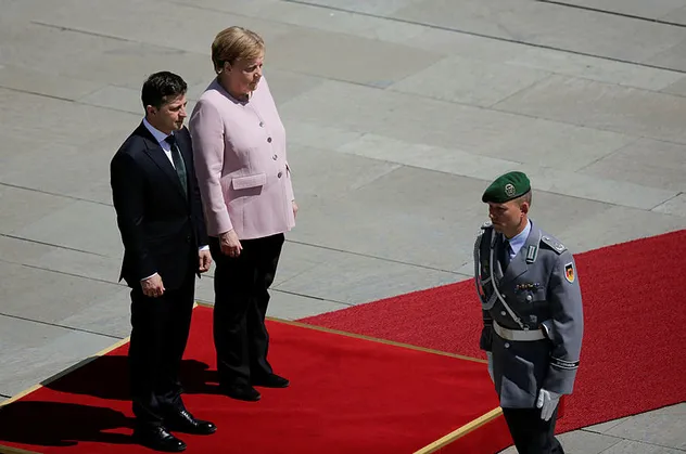 Angela Merkel Ukrayna'da resmi tören sırasında fenalaştı