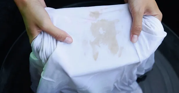 Meğer lekeyi çıkarmak bu kadar basitmiş: Çamaşır suyu bulaştı diye sakın çöpe atmayın!