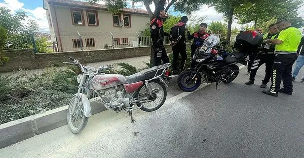 Nevşehir’de ehliyetsiz sürücü polislere yakalanınca motorunu ateşe verdi