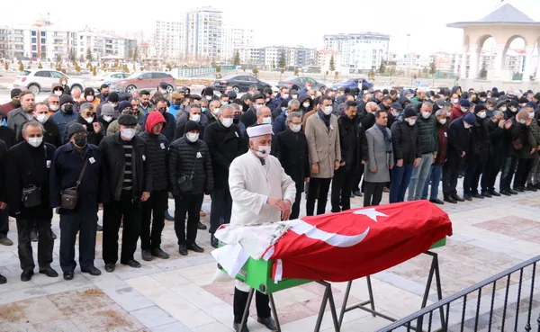 bursada-evinin-yakinindaki-parkta-olu-bulunan-hakim-cigdem-bayrakceken-memleketi-afyonkarahisarda-son-yolculug-1647005345182.jpg Bursa'da evinin yakınındaki parkta ölü bulunan Hakim Çiğdem Bayrakçeken memleketi Afyonkarahisar'da son yolculuğuna uğurlandı-2