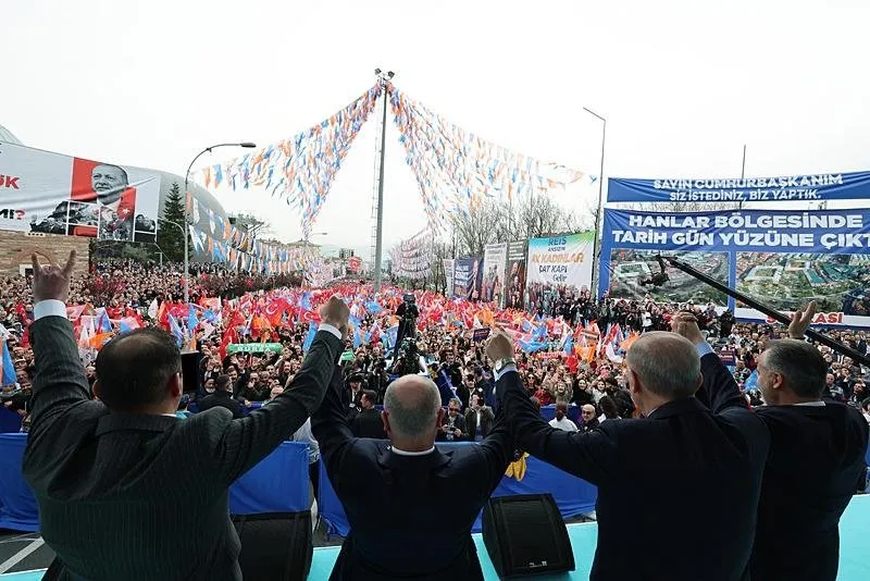 Başkan ve AK Parti Genel Başkanı Recep Tayyip Erdoğan, partisinin Bursa Gökdere Meydanı'nda düzenlediği mitinge katıldı. Erdoğan, il ve ilçe belediye başkan adayları ile birlikte vatandaşları selamladı.