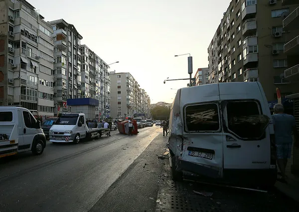 1599974384494.jpg Park halindeki araçlara çarpıp yan yattı! Yaralılar var-2