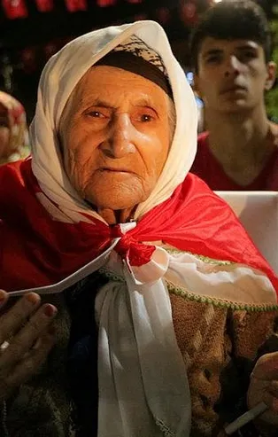106 yaşındaki Zeynep Bekereci demokrasi nöbetine katıldı