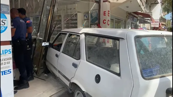 ablasiyla-tartisti-calistigi-eczaneye-araciyla-girdi-1631021705460.jpg Ablasıyla tartıştı! Çalıştığı eczaneye aracıyla girdi-2