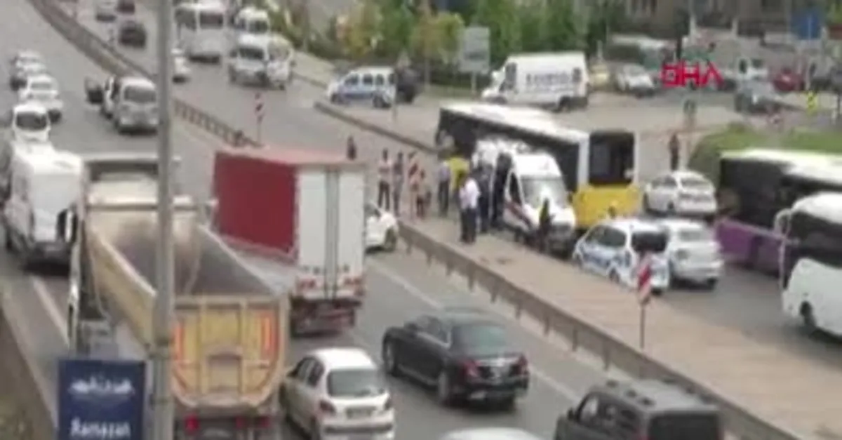 Kadıköy'de feci kaza! Trafik felç oldu