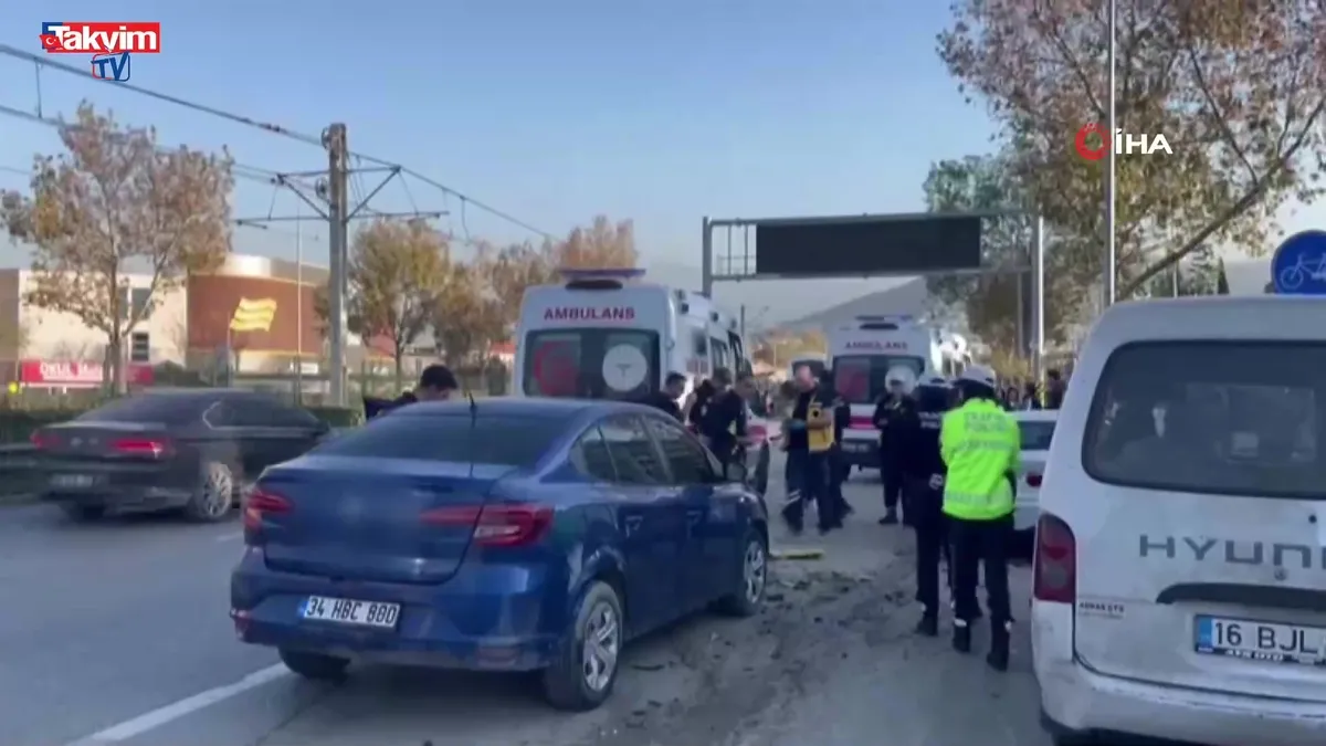 Bursa’da yarış dehşeti: İki otomobil çarptı, 13 kişi yaralandı