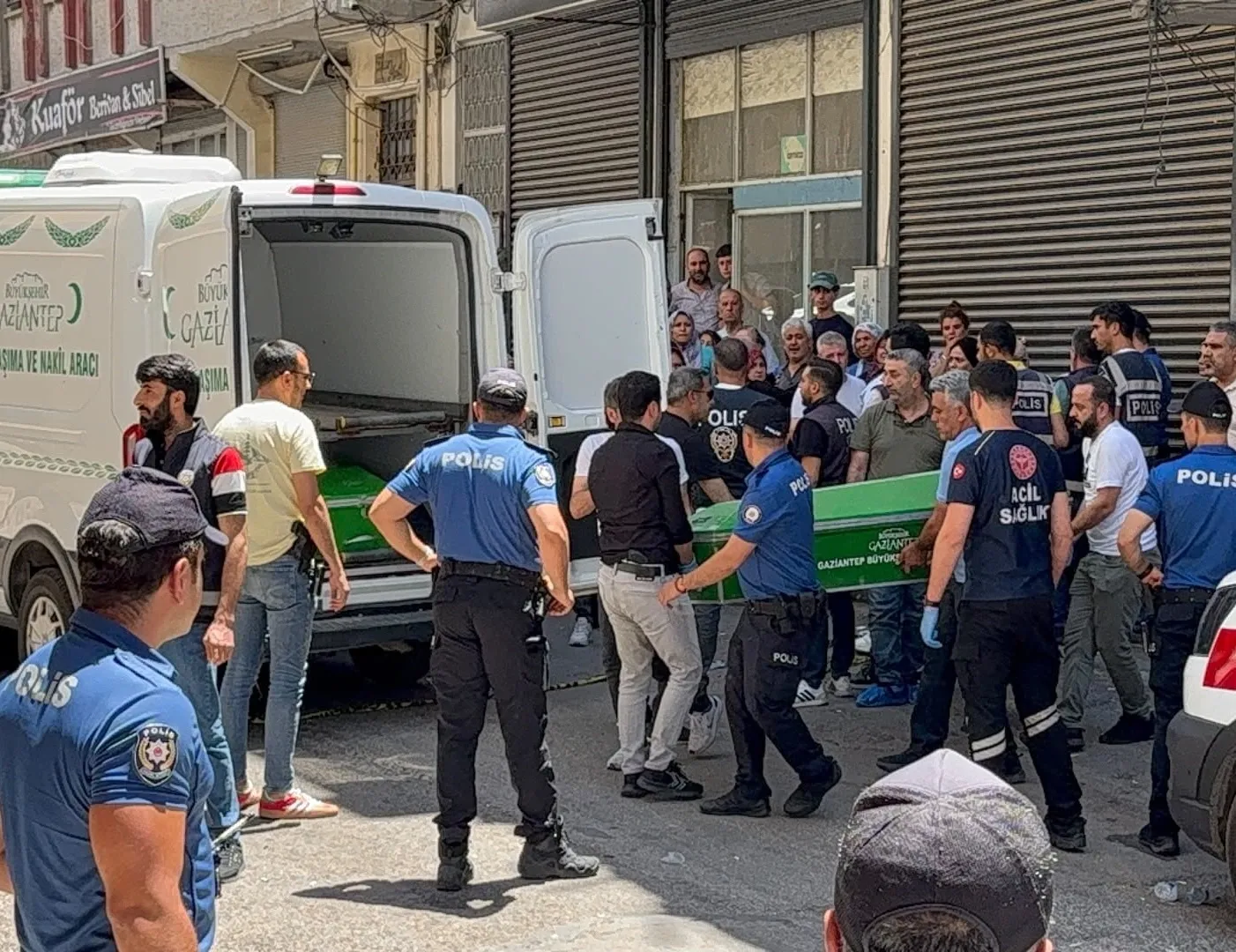 Gaziantep’te cezaevinden izinli çıkan şahıs, tartıştığı eşini bıçaklayarak öldürdü; ardından kendini astı