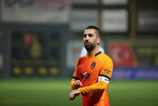 galatasaray-yildiz-futbolcusu-arda-turan-ile-bir-yil-daha-devam-etme-karari-aldi-1625588773617.jpg Galatasaray, yıldız futbolcusu Arda Turan ile bir yıl daha devam etme kararı aldı-2