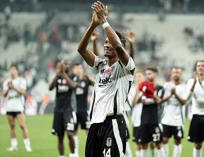 Uduokhai sahneye çıktı