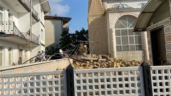 ankarada-siddetli-yagis-ve-firtina-agaclar-devrildi-sokaklar-gole-dondu-valilik-duyurdu-aci-haber-geldi-1660588723916.jpg Ankara'da şiddetli yağış ve fırtına: Ağaçlar devrildi sokaklar göle döndü! Valilik duyurdu! Acı haber geldi-4