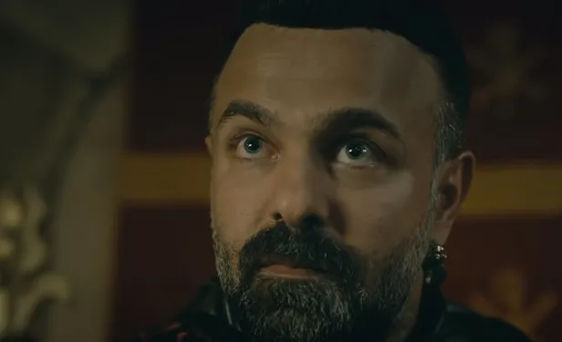 dananin-kuyrugunu-koparan-olay-kurulus-osman-33-bolum-fragmaninda-bir-cirpida-dali-budaktan-ayiriyor-1604763658479.jpg Bir çırpıda dalı budaktan ayırıyor! Kuruluş Osman 33. bölüm fragmanında dananın kuyruğunu koparan olay-5