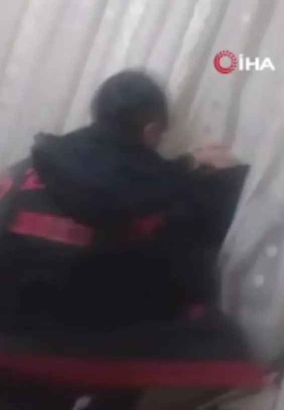 boyle-evlat-olmaz-olsun-esenyurtta-annesini-1702211930318.jpeg Böyle evlat olmaz olsun | Esenyurt'ta annenin çığlıklarına komşuları yetişti: Oğlum beni öldürecek-4