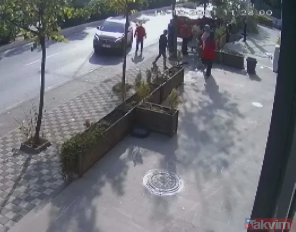 Refüjü aşıp ağaca çarptı yolda yürüyen kadın saniyelerle aracın altında kalmaktan kurtuldu! İşte o anlar - 2