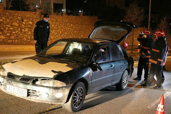 sakaryada-agaca-carpip-yan-yatan-otomobilin-sarhos-surucusu-sucu-yolculara-atti-1615846818098.jpg Sakarya'da ağaca çarpıp yan yatan otomobilin sarhoş sürücüsü, suçu yolculara attı-4
