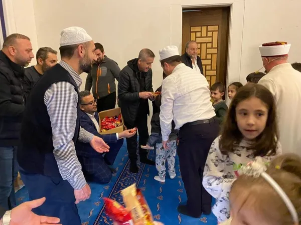 teravih-treni-ile-gonulleri-fetheden-imam-mahmut-eroglu-konustu-bu-cocuklar-50-sene-sonra-teravih-treninden-ba-1650611593926.jpg Teravih treni ile gönülleri fetheden imam Mahmut Eroğlu konuştu: Bu çocuklar 50 sene sonra teravih treninden bahsedecek-6