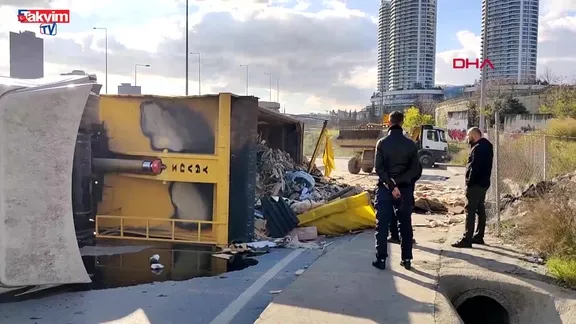 Başakşehir'de refüje çarpan hafriyat kamyonu karşı şeride devrildi
